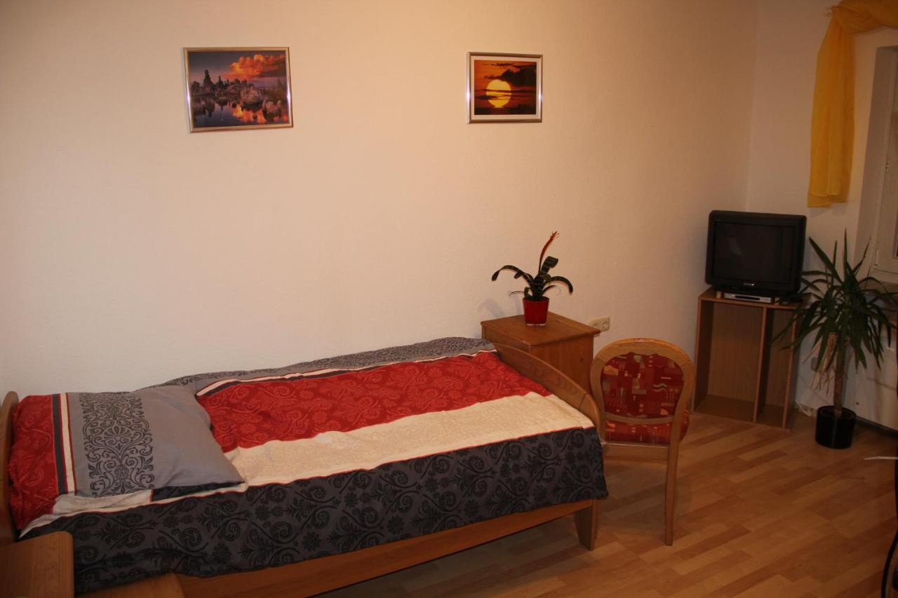 Ferienwohnung Mit 4 Schlafzimmer Fuer 2 Bis 9 Gaeste----Apartment With 4 Bedrooms For 2 To 9 Guests Nuremberg Exterior photo